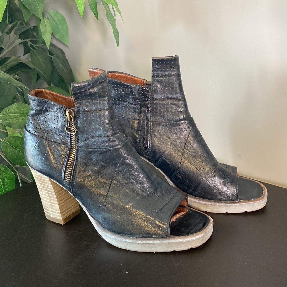 MJUS Dark Blue/Navy Leather Peep Toe Block Heels